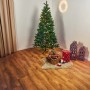 Künstlicher, grüner Weihnachtsbaum Nagano, 150 cm, mit Ständer im Wohnzimmer.