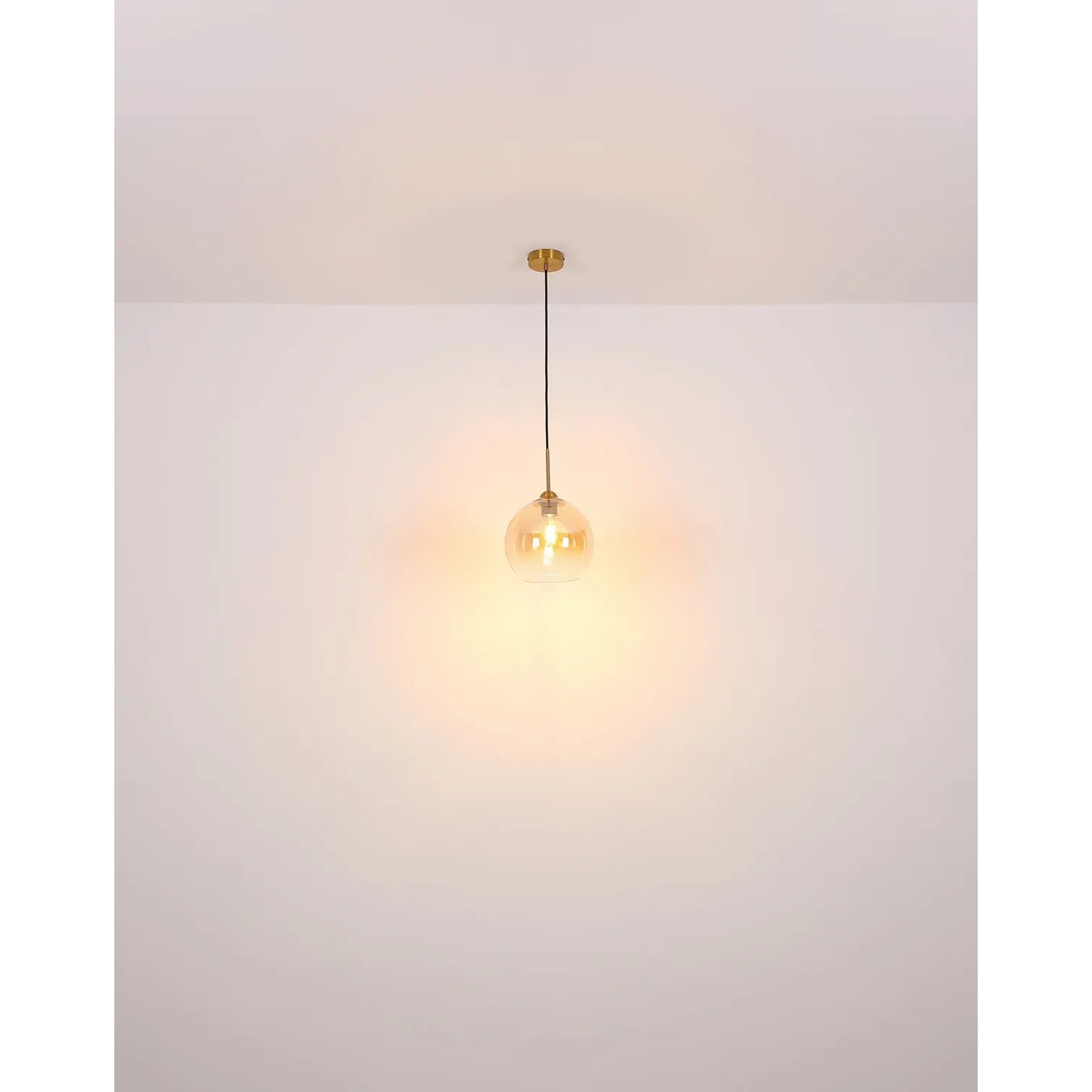 Globo Hängeleuchte Jamessa, messingfarben, mit amberfarbenem Glasschirm. Pendelleuchte für Wohnräume.