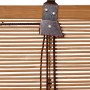 Detailaufnahme: OBI Bambus-Raffrollo (Dunkle Eiche, 80x160cm) mit Zugschnüren und Aufhängung.
