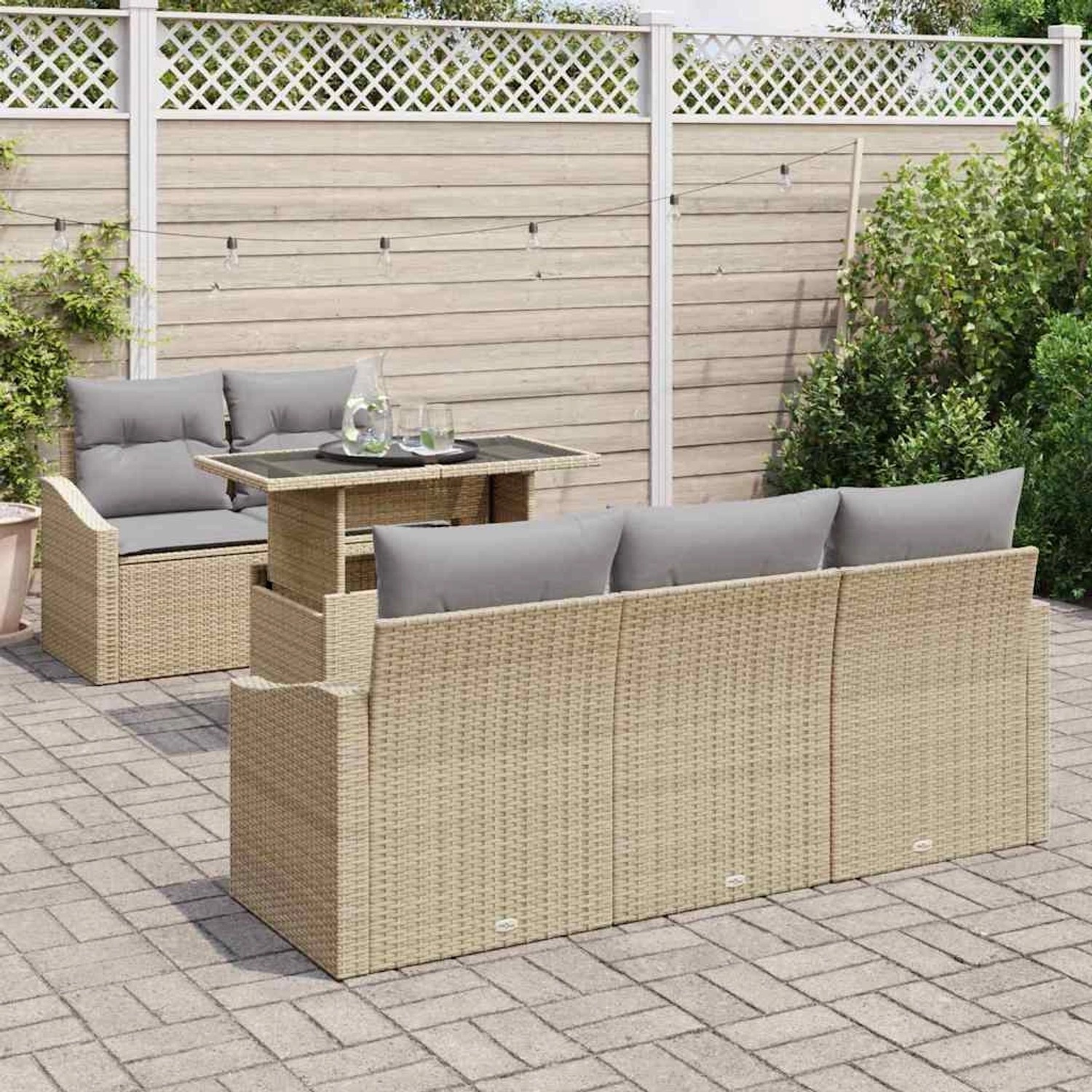 Beiges 6-tlg. vidaXL Garten-Sofa-Set aus Poly Rattan mit Tisch und grauen Kissen.