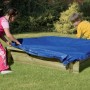 T & J Abdeckplane für Sandkasten Dani 120x120 cm, blaue Schutzplane auf Sandkiste im Garten.