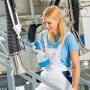 Frau nutzt Gloria Feinsprüher CleanMaster CM 10. Drucksprühgerät für saure/alkalische Medien.