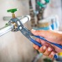 LUX Wasserpumpenzange MX Comfort 250 mm im Einsatz an einer Wasserleitung.