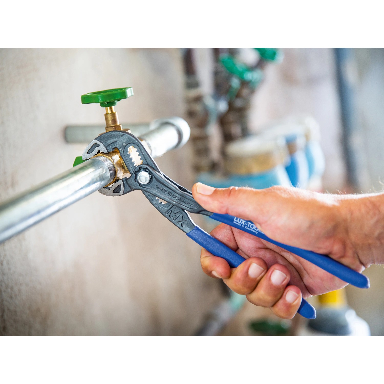 LUX Wasserpumpenzange MX Comfort 250 mm im Einsatz an einer Wasserleitung.