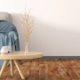Primaflor PVC Turin Diele Naturholz auf Boden verlegt, mit Tisch und Dekoration im Raum.