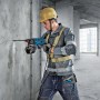 Bosch Professional GBH 2-21 Bohrhammer im Einsatz: Arbeiter bohrt mit dem blauen Bohrhammer in Betonwand.