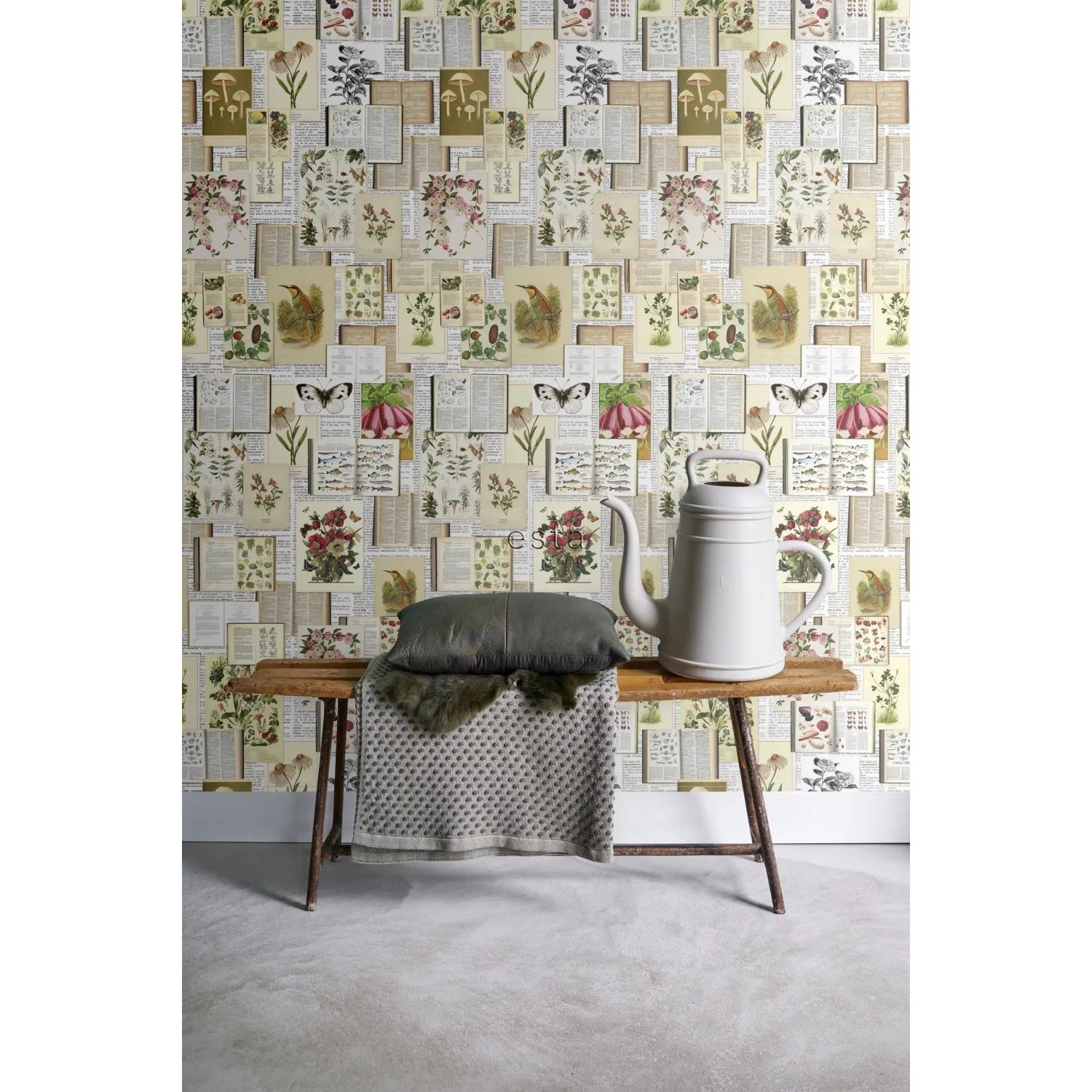 ESTAhome Fototapete mit botanischen Motiven in Beige, Grün und Rosa an der Wand.