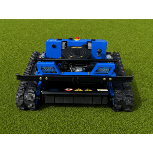 Blauer ferngesteuerter Benzin-Rasenmäher CW-500 PLUS mit Kettenantrieb auf Gras. Robust für Hänge & hohes Gras.