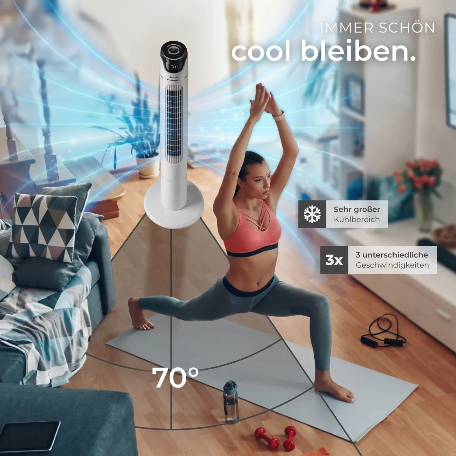 Weißer Tectake Turmventilator, oszillierend, mit Frau beim Yoga im Wohnzimmer.