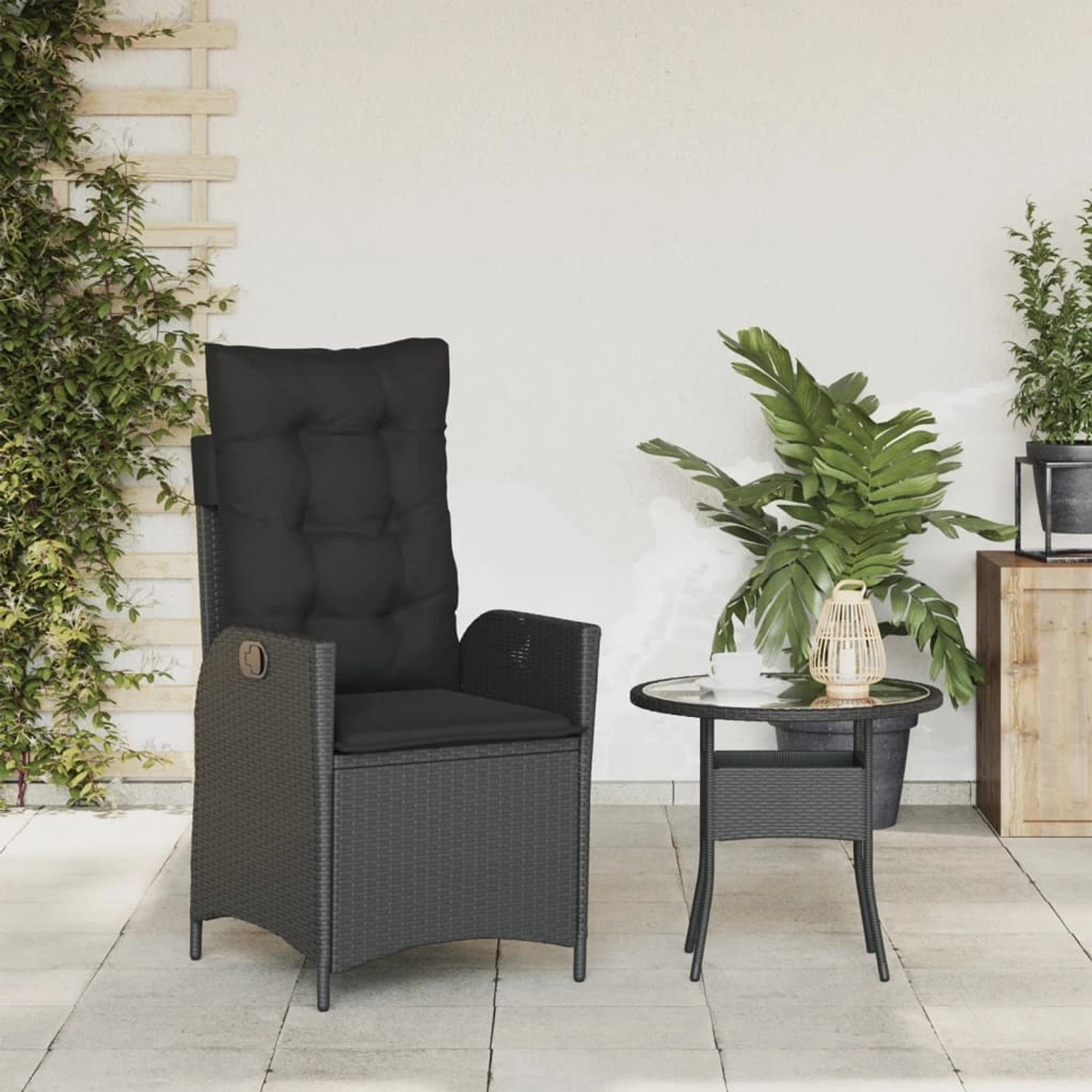 Verstellbarer, schwarzer vidaXL Gartensessel aus Poly Rattan mit Kissen.