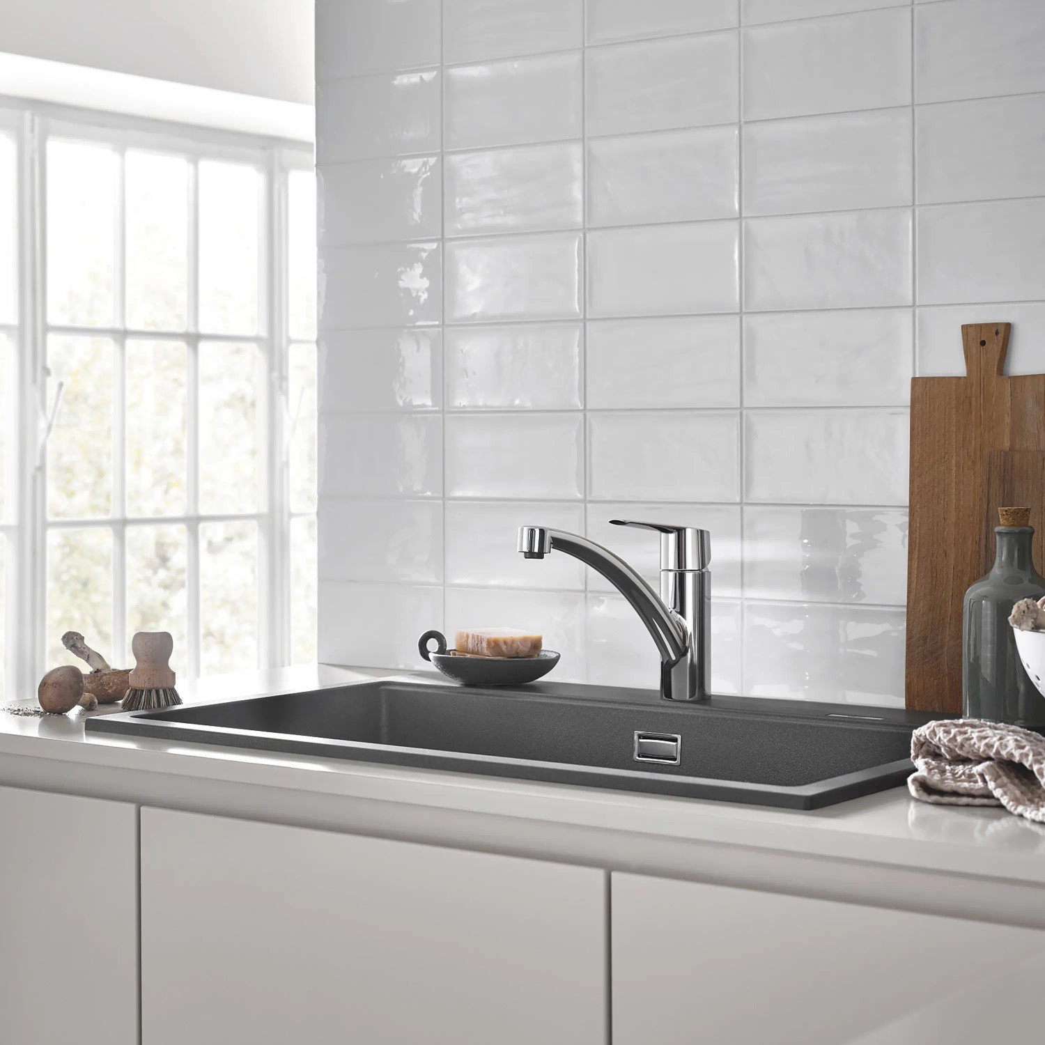 Grohe QuickFix Spültischarmatur Start Chrom mit niedrigem Auslauf an Spüle.