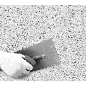 Auftragen von Tassullo Münchner Rauputz 3 mm auf eine Wand.