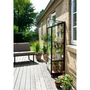 Juliana Gewächshaus Urban City Anthrazit auf Terrasse mit Pflanzen.