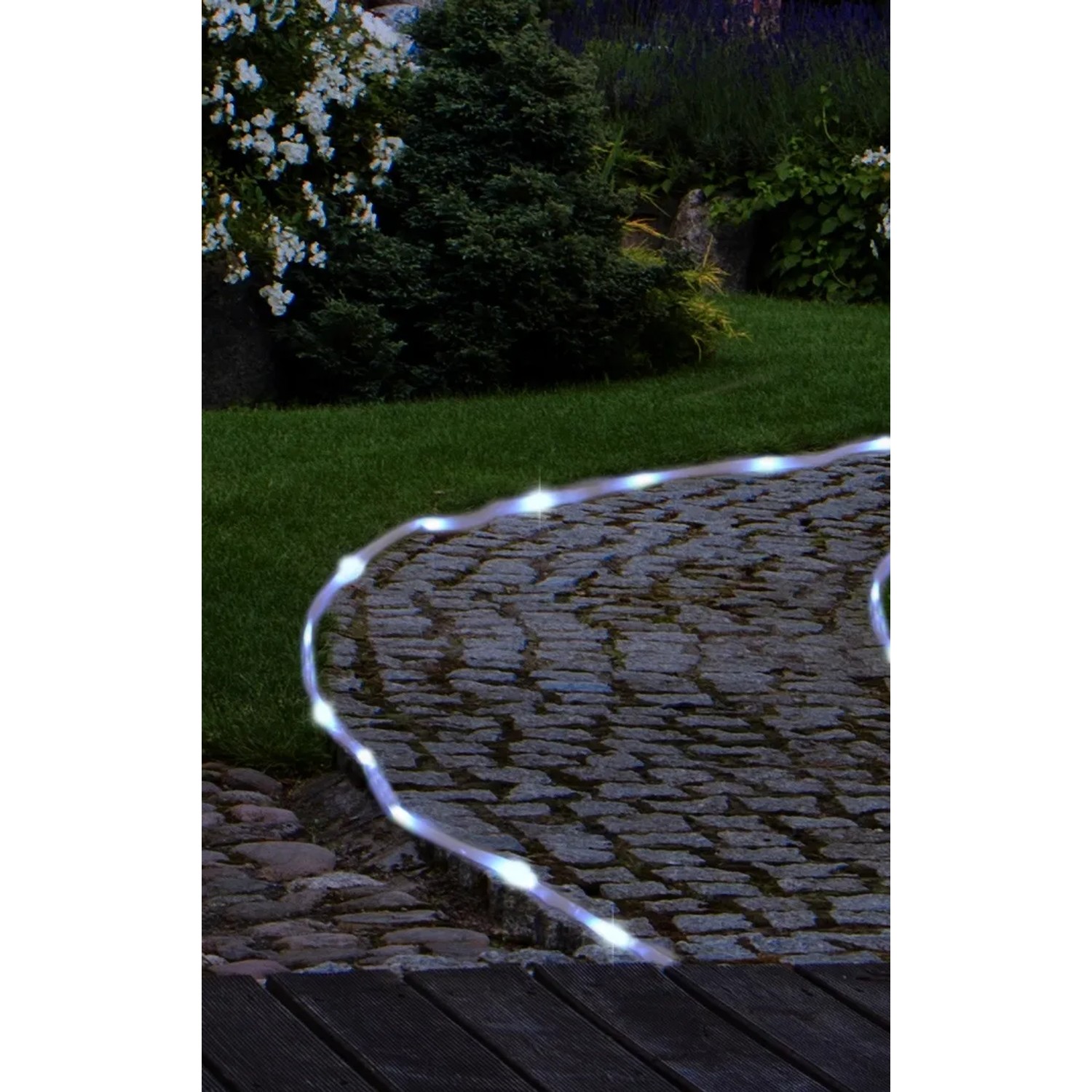 Jardinion Solarlichterkette LED, 7m, transparent, kaltweiß leuchtend im Garten.