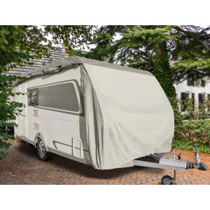 Wohnwagen mit grauer Schutzhülle, inkl. Überziehhilfe und Tasche, zum Schutz vor Frost und Verschmutzung.