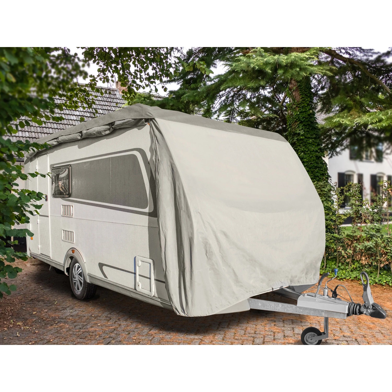 Wohnwagen mit grauer Schutzhülle, inkl. Überziehhilfe und Tasche, zum Schutz vor Frost und Verschmutzung.