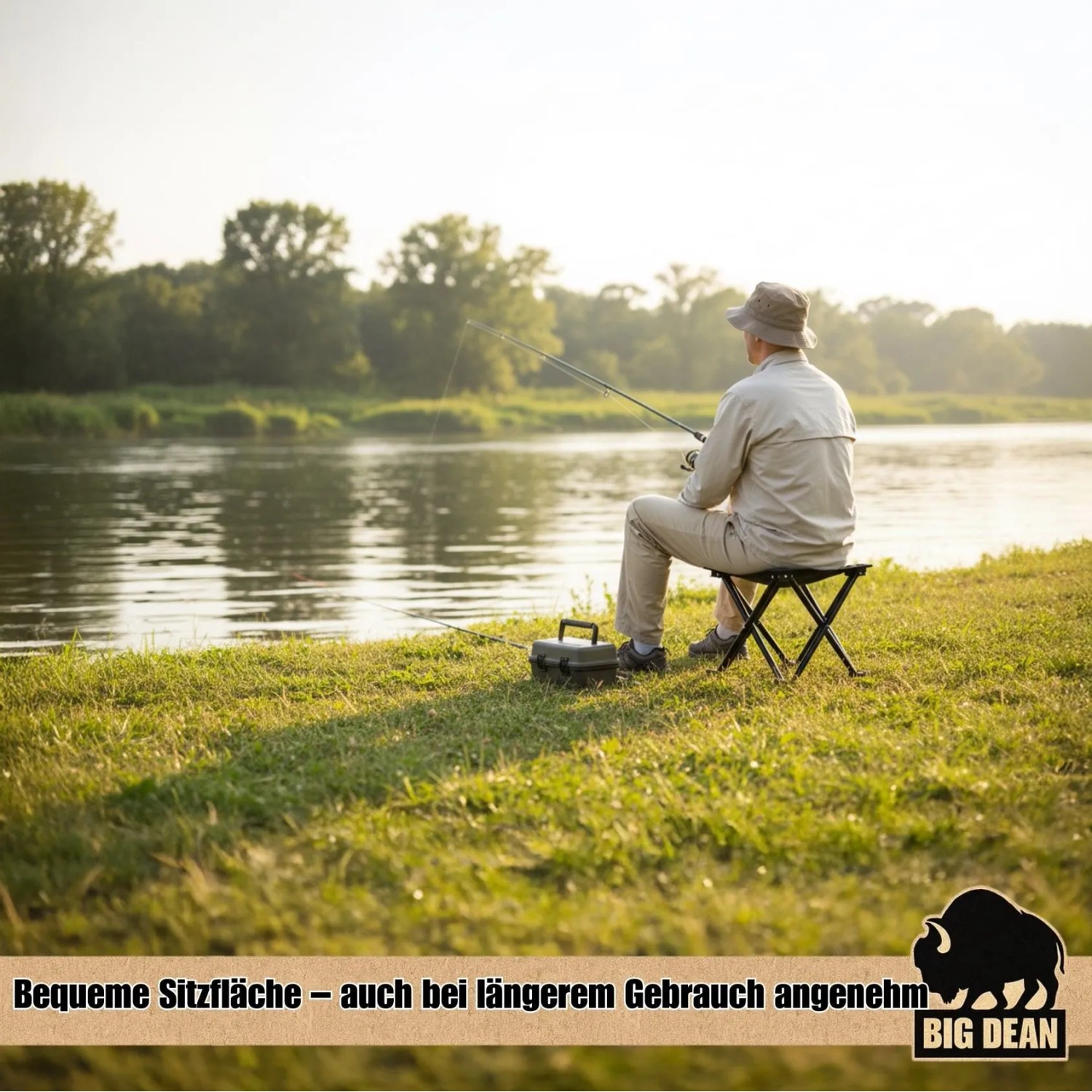 Mann angelt am Fluss, sitzt bequem auf schwarzem BigDean Campinghocker. Robuster Falthocker, ideal für Outdoor & Angeln.