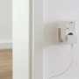 Weiße Funk-Steckdose für Innenbereich in Schuko-Steckdose mit eingestecktem USB-Netzteil.
