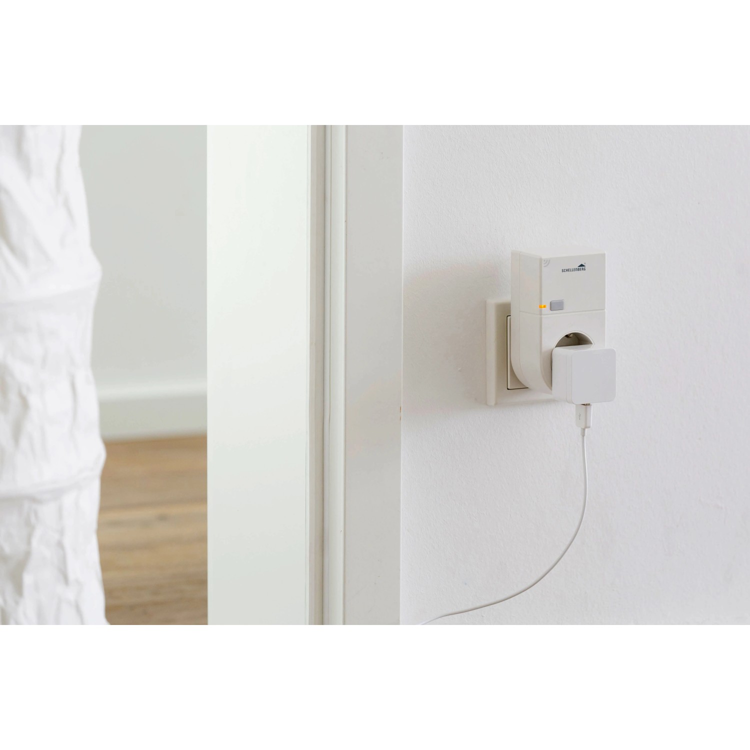 Weiße Funk-Steckdose für Innenbereich in Schuko-Steckdose mit eingestecktem USB-Netzteil.