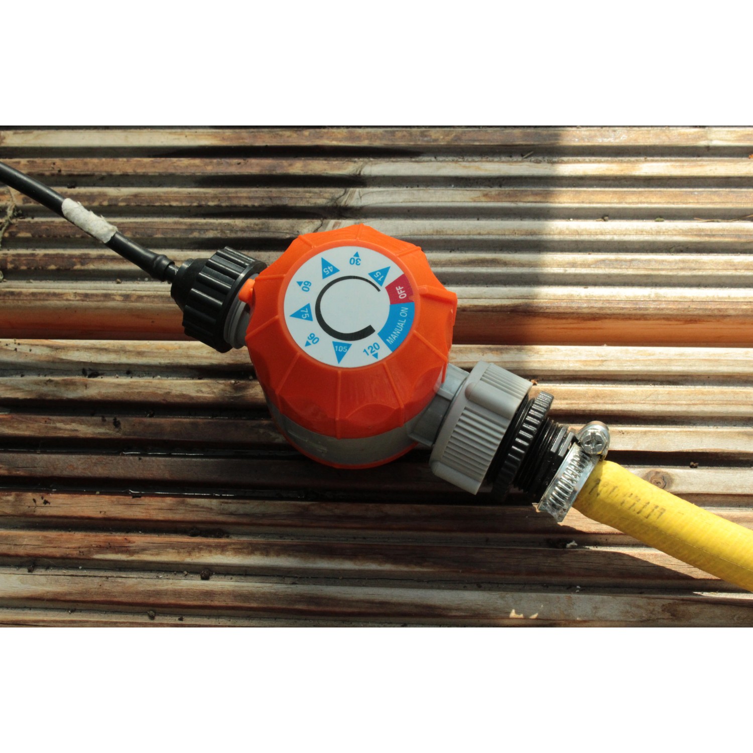 Bewässerungsuhr für Gewächshaus Calypso: Orangefarbener Regler mit Schlauchanschluss.