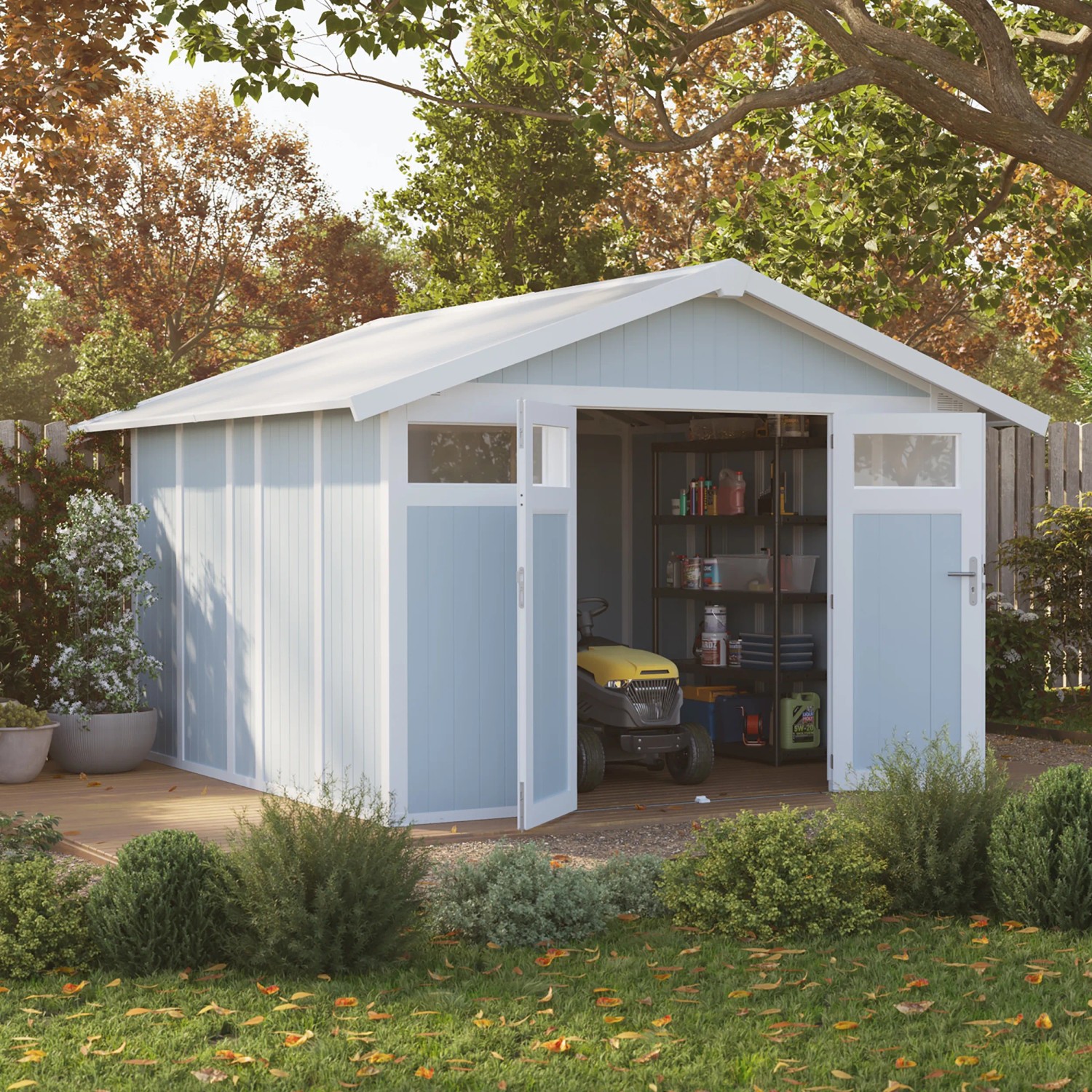 Grosfillex Gerätehaus Utility 11 in Graublau mit Doppeltür und Rasentraktor im Inneren.