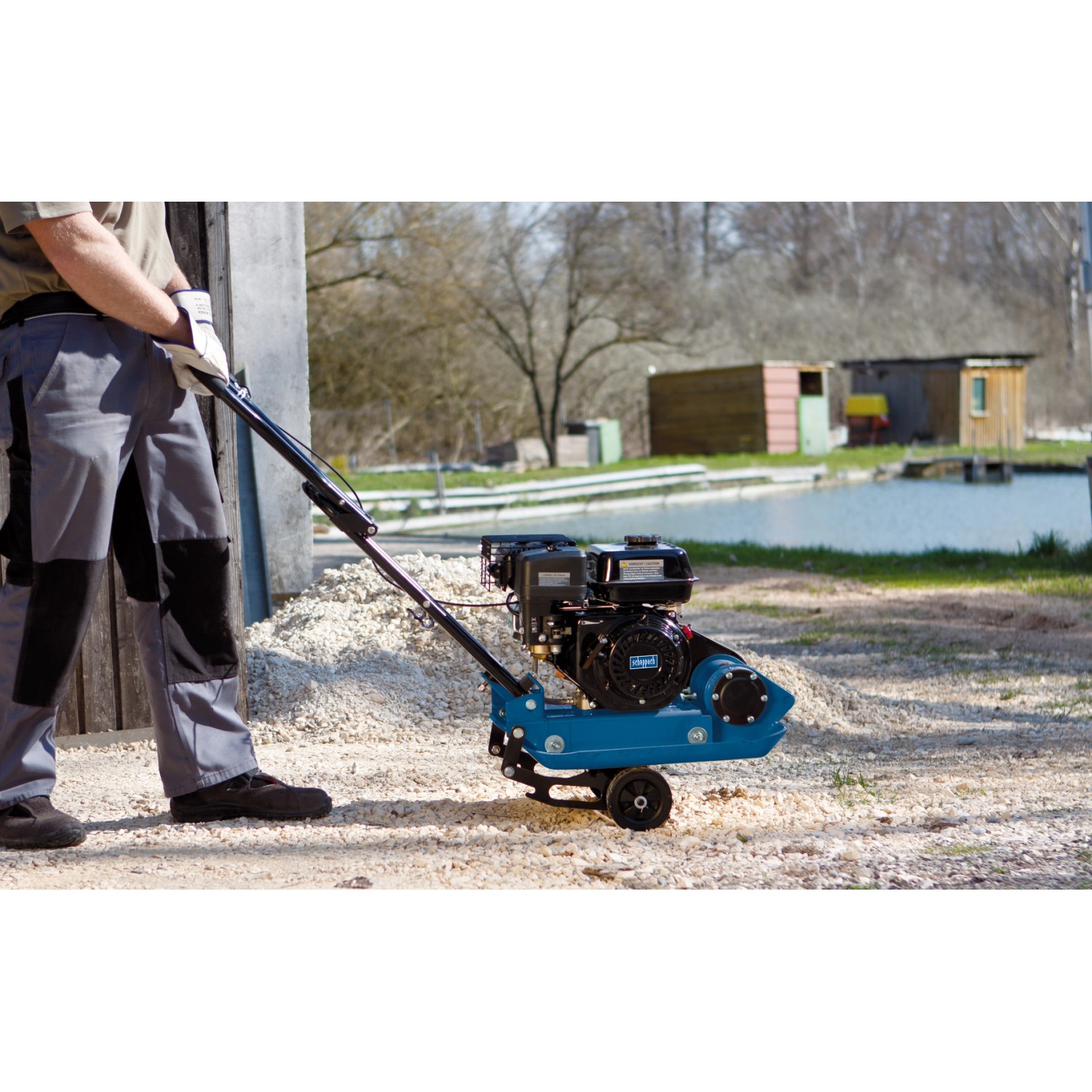 Scheppach Rüttelplatte HP1300S im Einsatz, Baumaschine mit 4-Takt-Motor und Fahrvorrichtung.