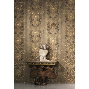 Glööckler Vliestapete Imperial Engelsflügel mit Krone in Gold auf braunem Grund.