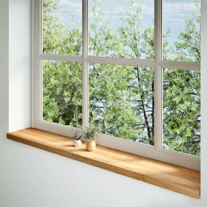 Helle Eichenholz-Fensterbank unter weißem Fensterrahmen, mit Deko. Massivholz-Fensterbrett, hellbraun.