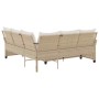 L-förmiges Couchsofa aus Rattan in Beige mit Kissen. Gartenmöbel für Terrasse und Garten.