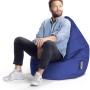 Mann sitzt entspannt auf blauem Sitting Point Sitzsack Brava 120 l. Bequemer Kinder Sitzsack.