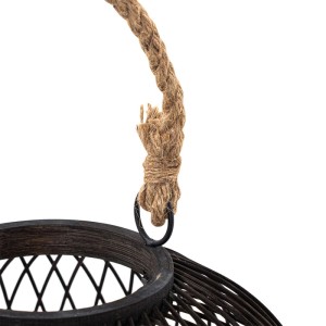 Detailaufnahme: Schwarze QAZQA Tischlampe Calamus aus Rattan mit Seilaufhängung.