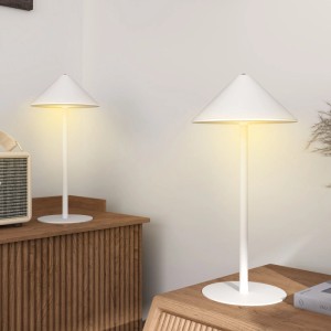 Zwei weiße HOMCOM Tischlampen mit konischem Schirm und warmem Licht auf Holzmöbeln. Aufladbare LED-Nachttischlampen im 2er Set.