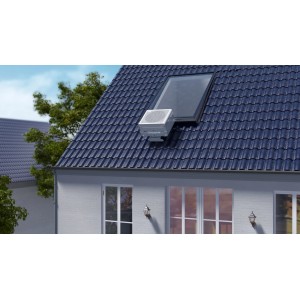 Midea Universalhalterung für Klimaanlage PortaSplit, weiße Fensterhalterung am Dachfenster.