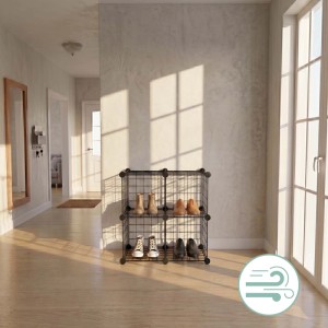 Schwarzes Stahl Steckregal mit 4 Würfeln im Flur, ideal zur Schuhaufbewahrung. Modulares Drahtregal.