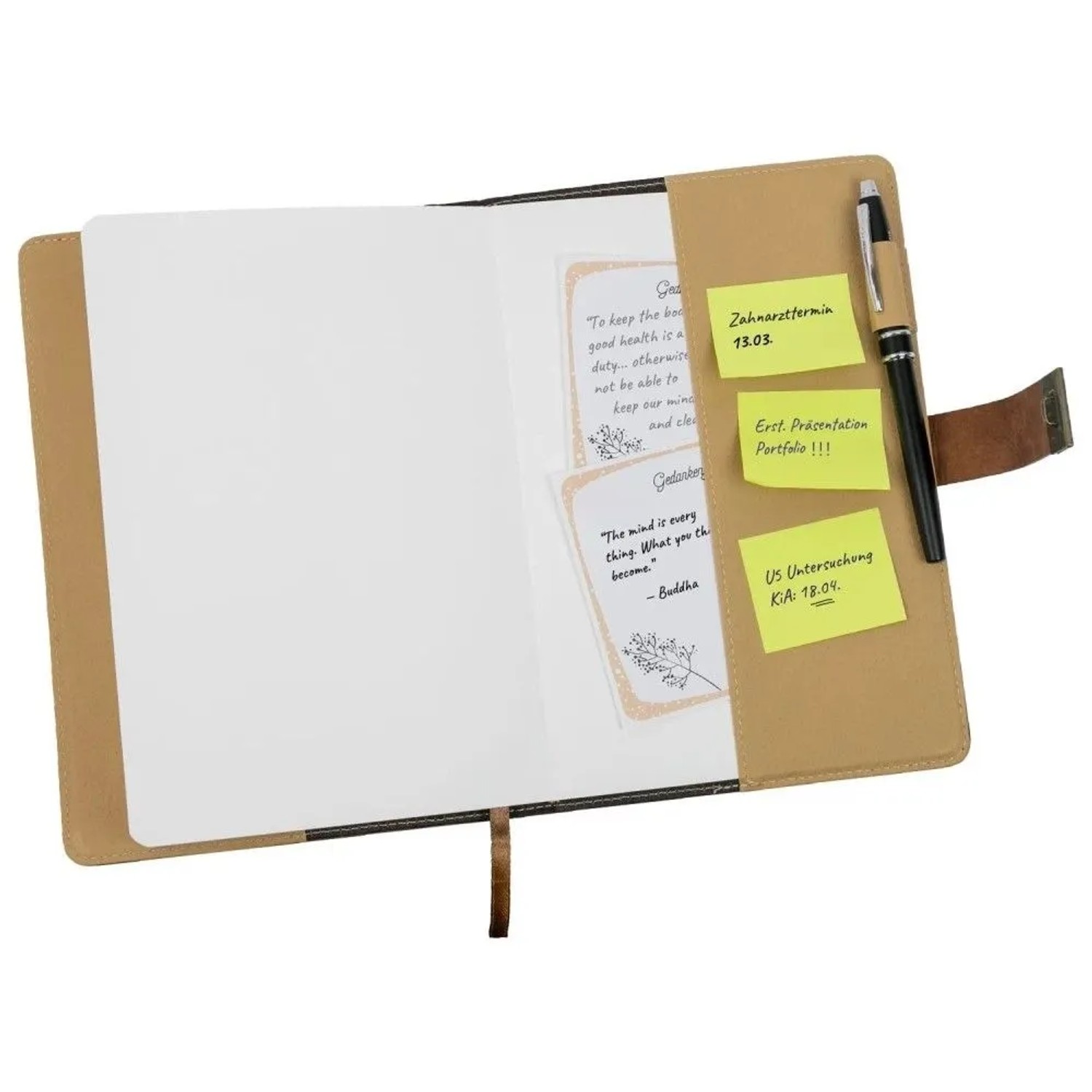 Offenes braunes A5 Notizbuch aus Kunstleder mit Stift, Haftnotizen und leeren Seiten für Ideen und Termine.