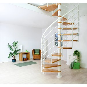 Dolle Spindeltreppe Oslo, Ø 160 cm, mit Buchenholzstufen und weißem Metallgeländer im Wohnraum.