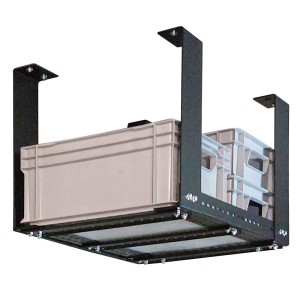 Schwarzes Schulte Deckenregal mit Kunststoffboxen für zusätzlichen Stauraum.