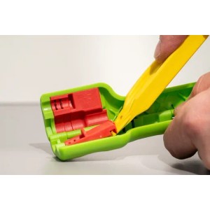 WEICON Coax-Stripper No.1F Plus Green Line Zange beim Abisolieren eines Koaxialkabels.