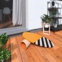 Bunt lackiertes Balance Board in Gelb und Schwarz-Weiß gestreift auf einer Holzterrasse.