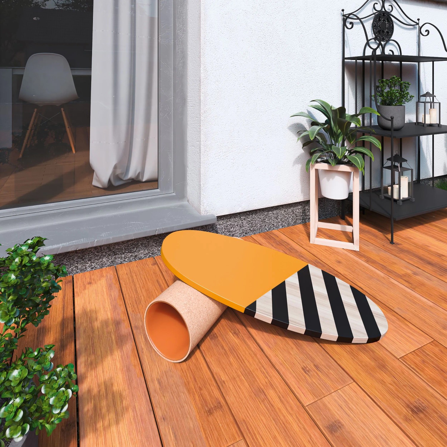 Bunt lackiertes Balance Board in Gelb und Schwarz-Weiß gestreift auf einer Holzterrasse.