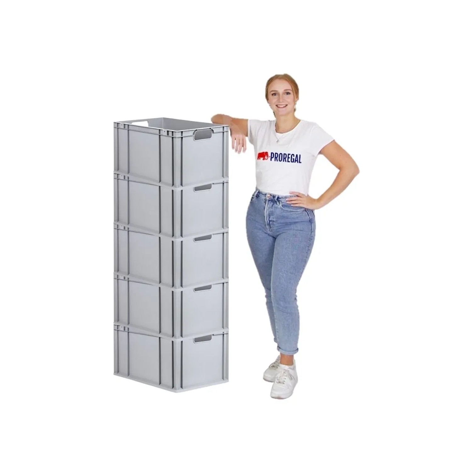 PROREGAL Spar Set: 5 graue Euroboxen (65L) mit Deckel, gestapelt neben einer Frau.