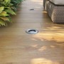 Set aus drei runden LED-Bodeneinbaustrahlern aus Edelstahl für den Außenbereich.