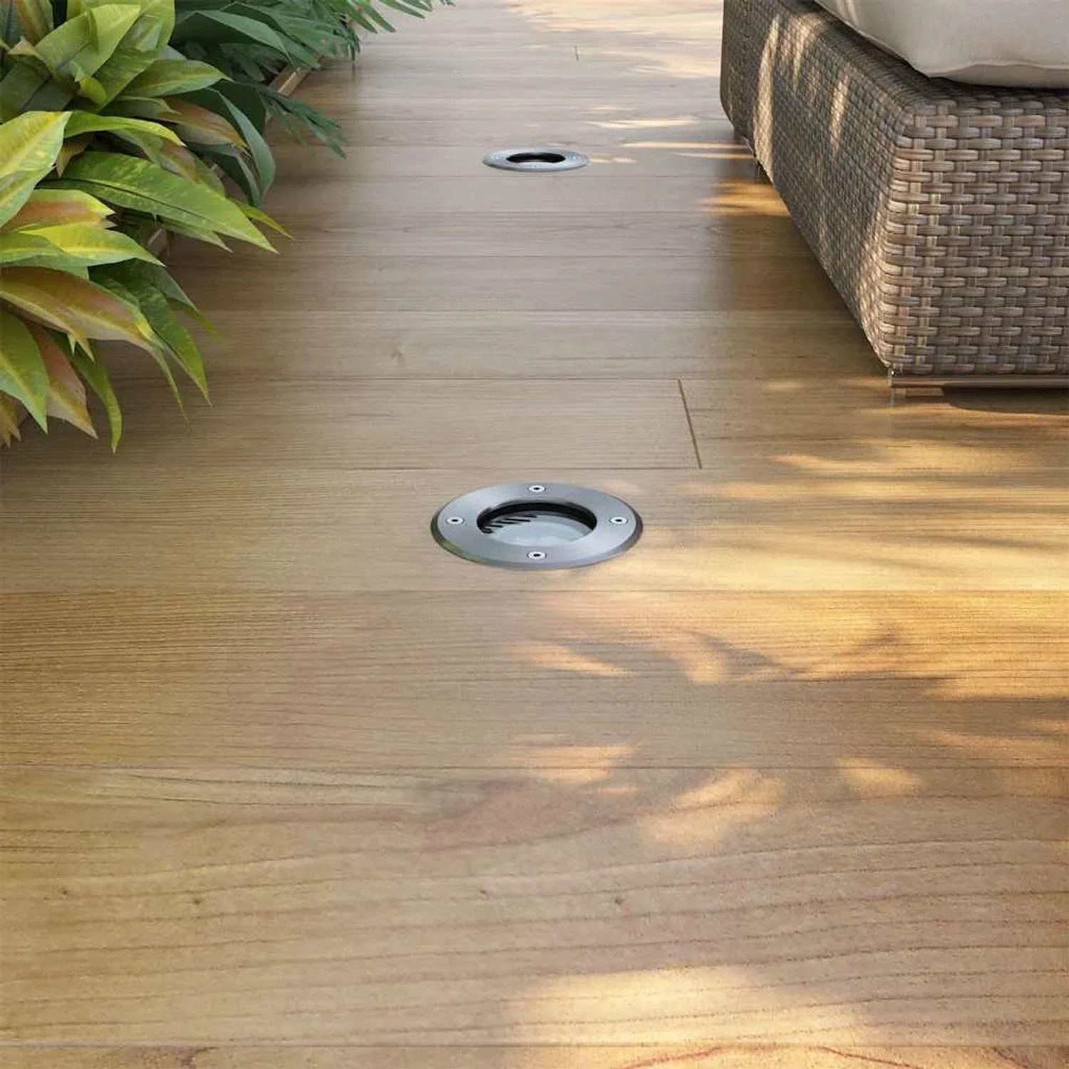 Set aus drei runden LED-Bodeneinbaustrahlern aus Edelstahl für den Außenbereich.