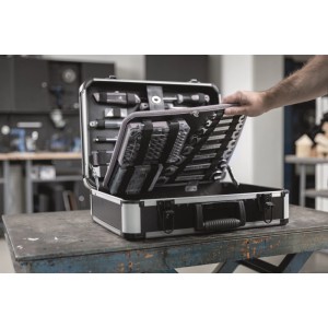 Hand öffnet Scheppach Werkzeugkoffer Woodster MWK235 aus Aluminium mit 235 Werkzeugen, übersichtlich sortiert.