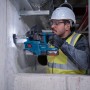 Bosch Professional Akku-Bohrhammer GBH 18V-22 beim Bohren in Betonwand.