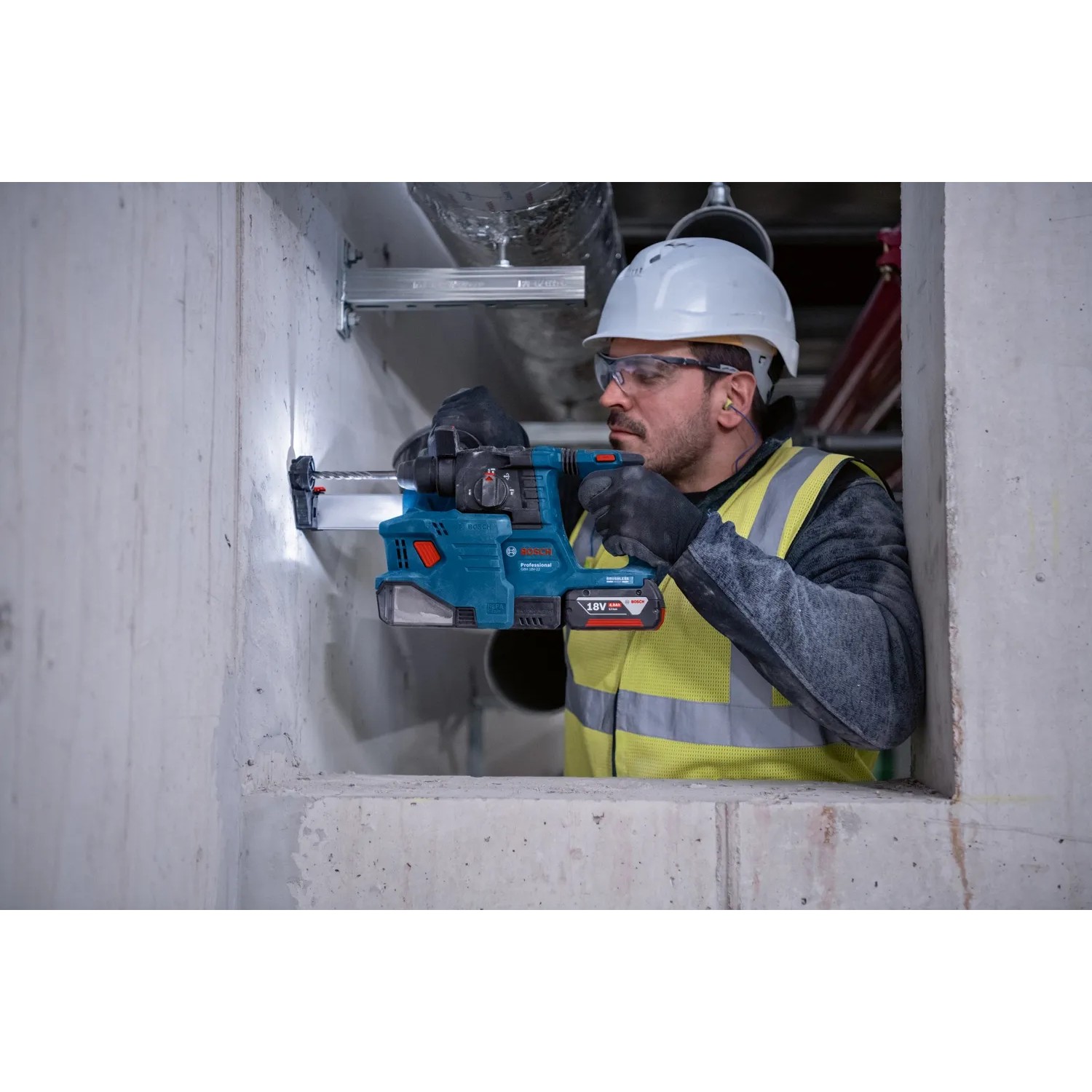 Bosch Professional Akku-Bohrhammer GBH 18V-22 beim Bohren in Betonwand.