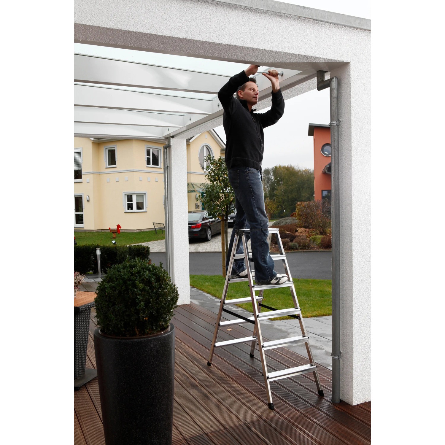 Krause Dopplo Leiter: Aluminium-Doppelleiter mit 2x6 Stufen im Einsatz.