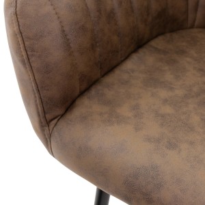 Detailaufnahme: Brauner ML-Design Esszimmerstuhl mit Armlehnen und Kunstlederbezug.