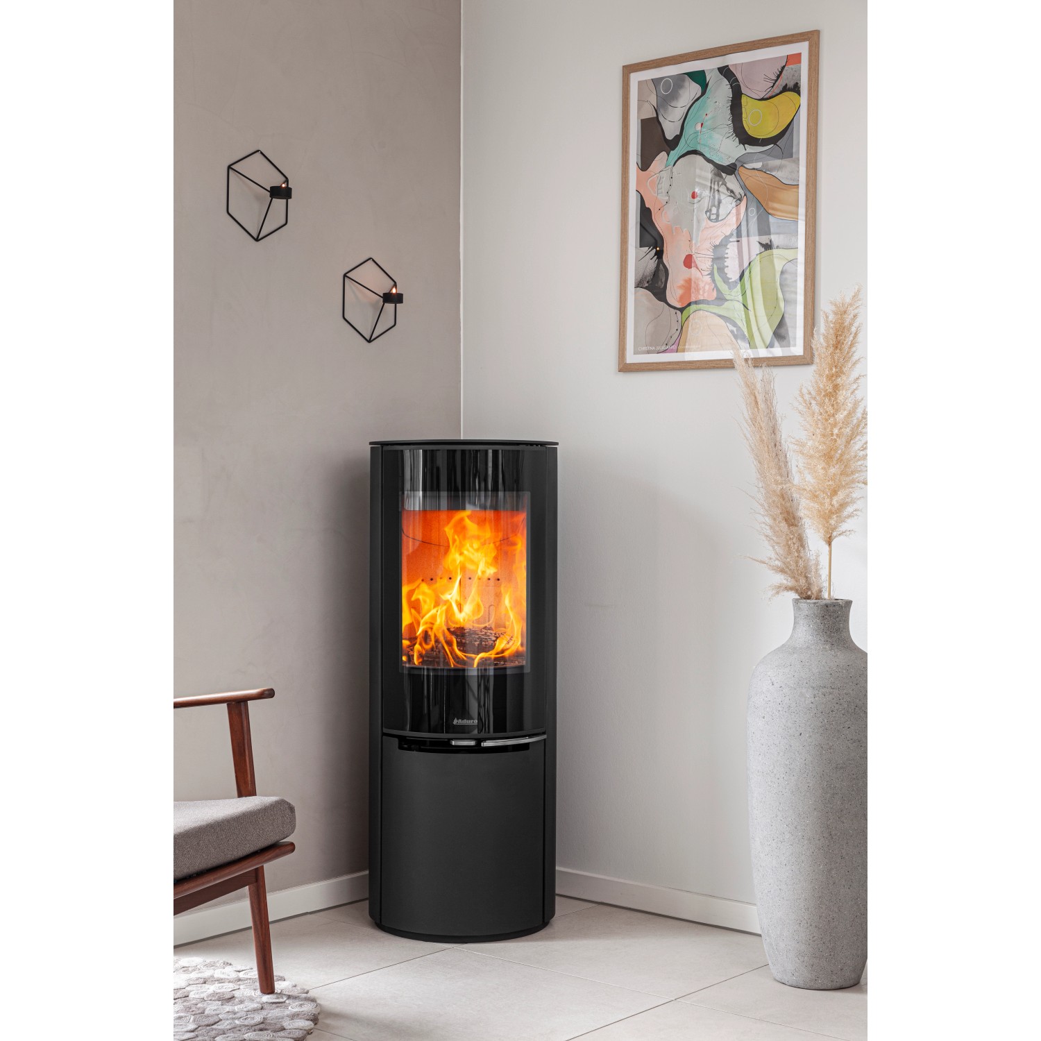 Schwarzer Aduro 22.1 Lux Kaminofen aus Stahl mit Automatik und brennendem Feuer.