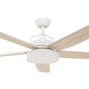 Weißer Lucci Air Deckenventilator Louisville mit LED-Beleuchtung und hellen Holzflügeln.